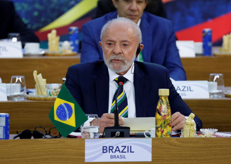 Declara&ccedil;&atilde;o se compromete para que indiv&iacute;duos com patrim&ocirc;nio ultra elevado sejam tributados