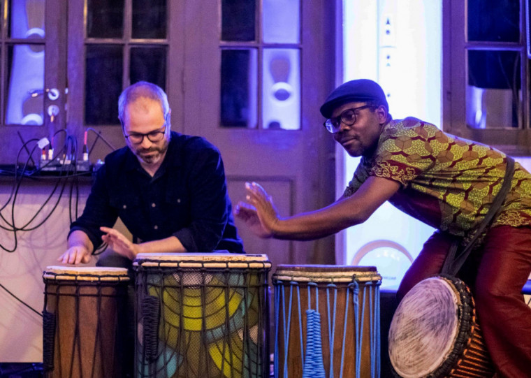 Felipe Merker Castellani e Loua Pacôm Oulai exploram ritmos da cultura africana em 'Tudo é ritmo!'