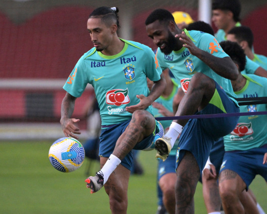 Raphinha recebe elogios de Romário: 'um dos melhores jogadores do mundo no momento'