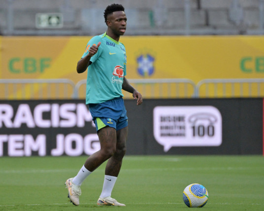 CBF implementa gesto antirracismo em jogos no País