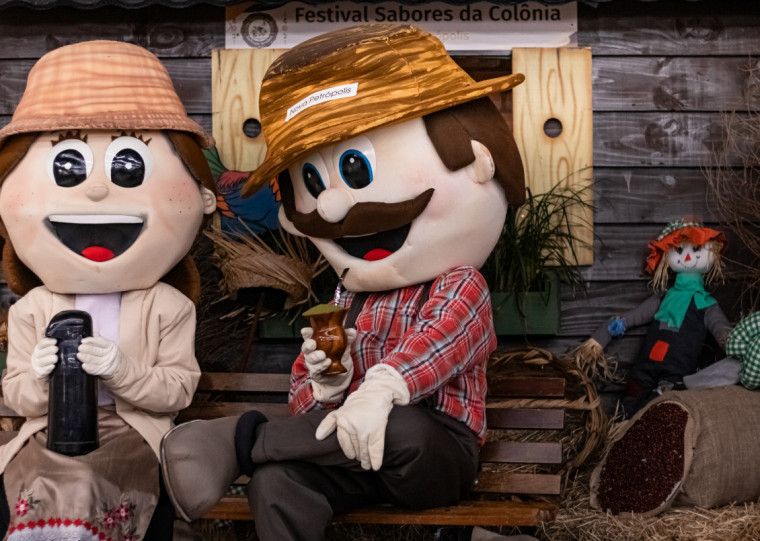 Personagens do Festival Sabores da Montanha recepcionam os visitantes