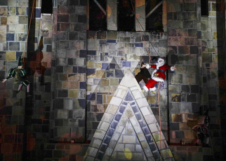 A clássica descida de rapel do Papai Noel na Catedral de Canela é um espetáculo que reúne milhares de espectadores de todos os cantos do Brasil e também atrai turistas de diversos países