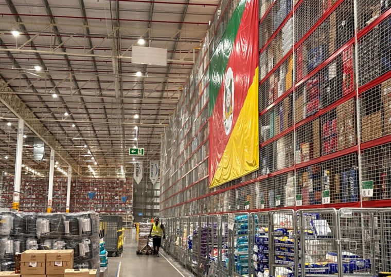 Bandeira do Rio Grande do Sul foi instalada no CD da Amazon na retomada da operação pós-cheia