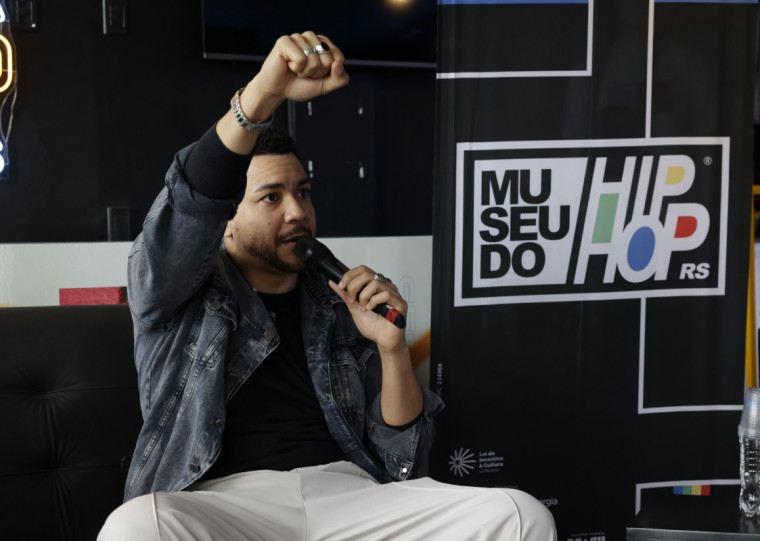 Filho do ator Tony Tornado, Lincon, repetiu gesto do pai no Museu da Cultura Hip Hop RS