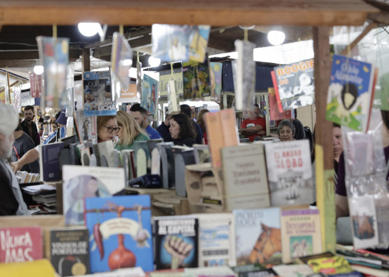 Com o tema ‘Beba Dessa Fonte’, evento homenageia os Veríssimos e reúne mais de 300 autores gaúchos na Praça da Alfândega