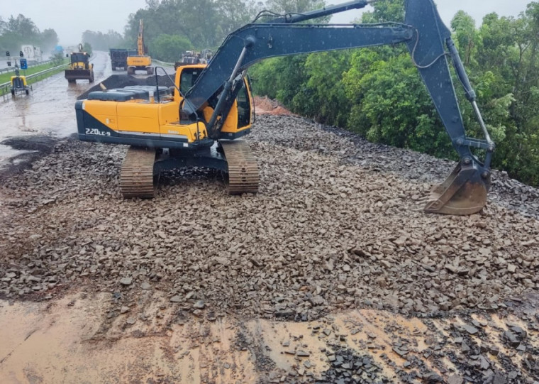 Cavidade foi aberta no último domingo, quando motoristas voltavam do feriadão