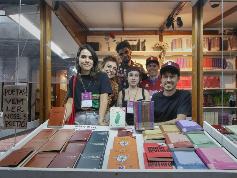 A equipe da Editora Coragem celebra os bons resultados na primeira participa&ccedil;&atilde;o no evento liter&aacute;rio Foto: THAYN&Aacute; WEISSBACH/JC