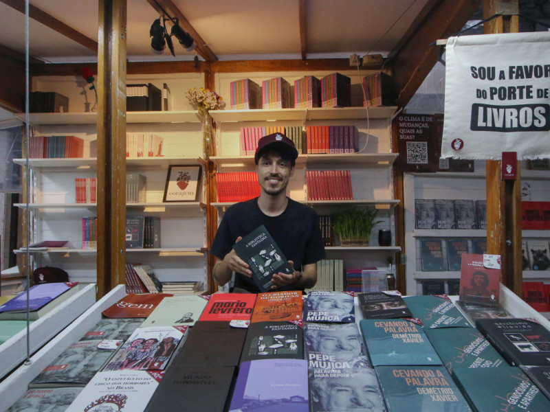Empreendedor Thom&aacute;s Vieira est&aacute; &agrave; frente da Editora Coragem, que teve estande na Feira do Livro Foto: THAYN&Aacute; WEISSBACH/JC