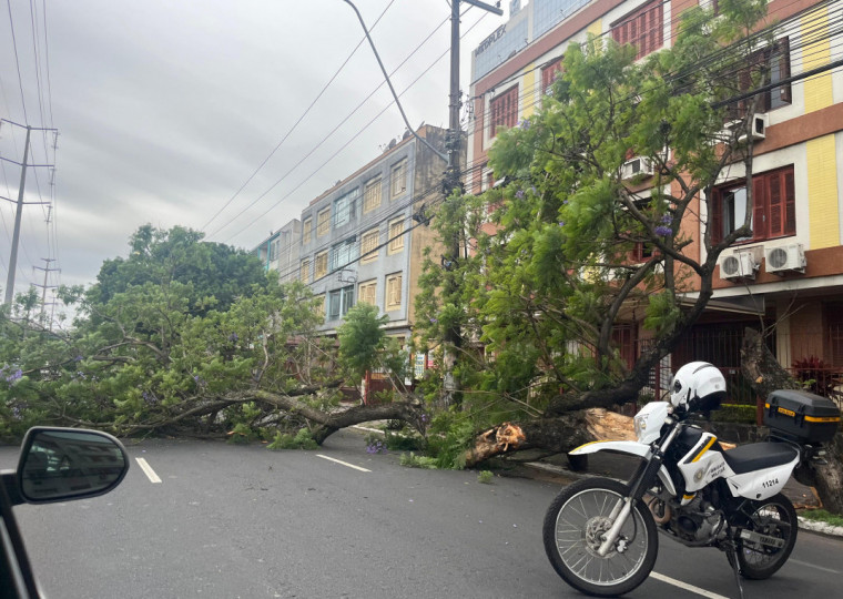 Acidente bloqueou 3 faixas da via, que flui parcialmente