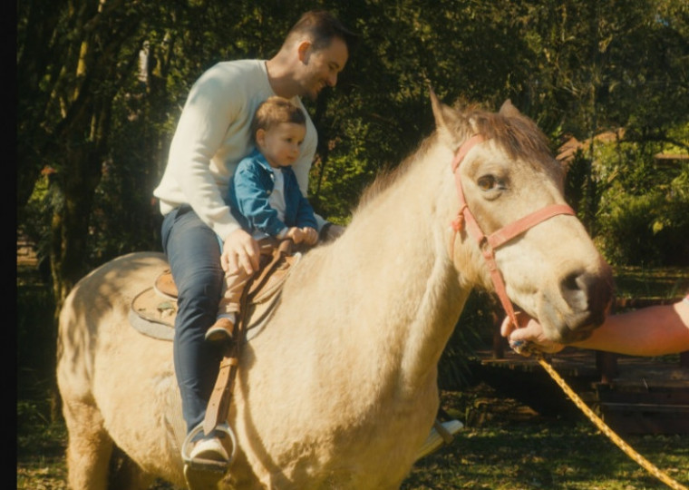 Turistas aproveitam a tarde no sítio da Família Fioreze
