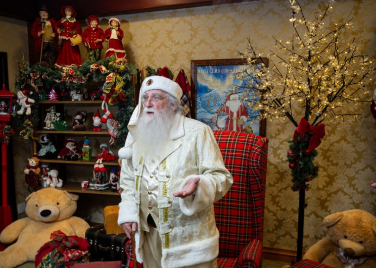 Papai Noel espera pelos hóspedes no Casa da Montanha de Gramado 