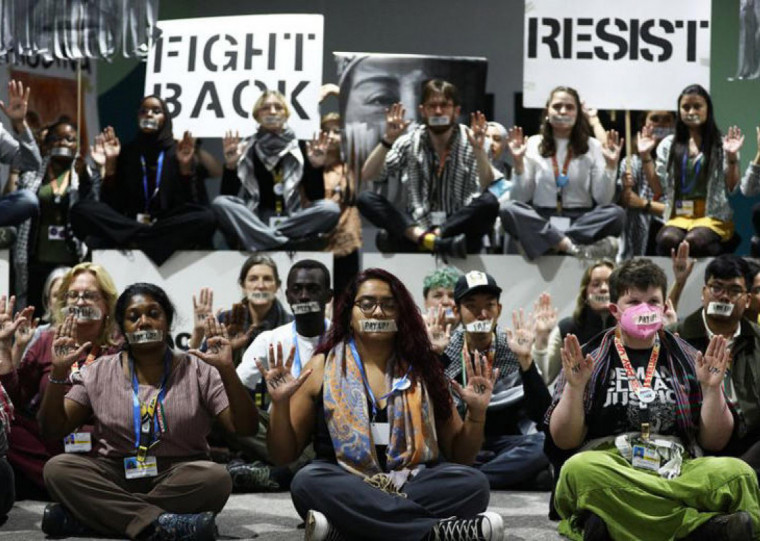 Ativistas realizam um protesto durante a conferência das Nações Unidas sobre mudanças climáticas COP29, em Baku, no Azerbaijão 