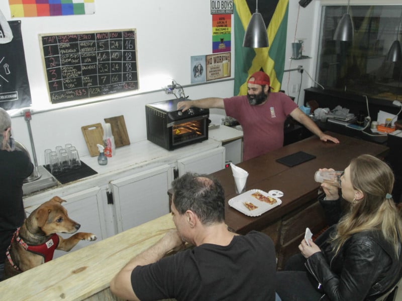 Quem for at&eacute; o bar, tamb&eacute;m vai conhecer o Toots, mascote do Rocksteady, que leva em seu nome uma homenagem a um dos artistas mais importantes da hist&oacute;ria da m&uacute;sica jamaicana Foto: EVANDRO OLIVEIRA/JC