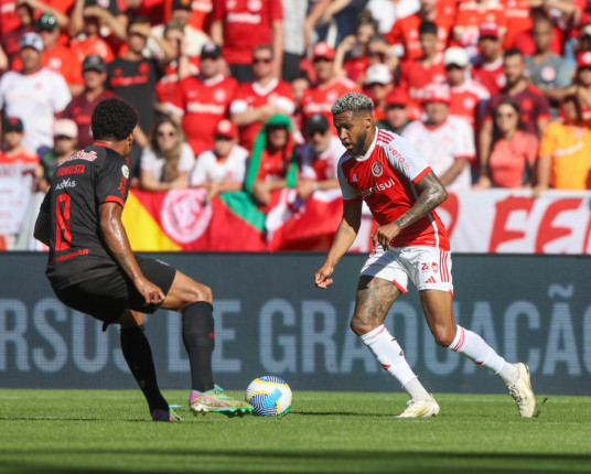 Inter goleia Bragantino e mantém vivo o sonho do título