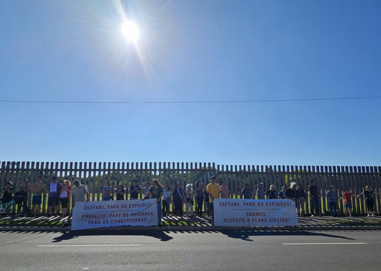 Protesto teve abra&ccedil;o simb&oacute;lico ao terreno que receber&aacute; empreendimento do Grupo Zaffari