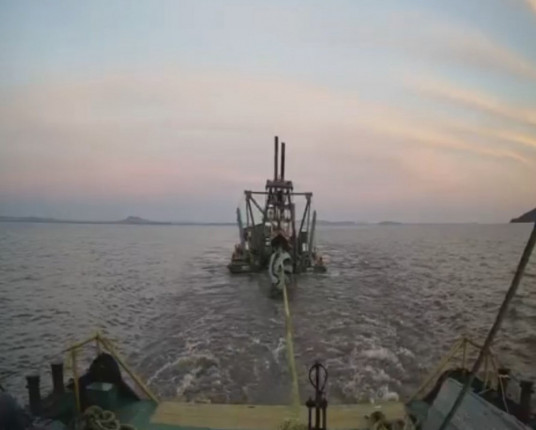 Draga Ivete chega ao canal de Itapuã e dragagem deve começar nas próximas horas