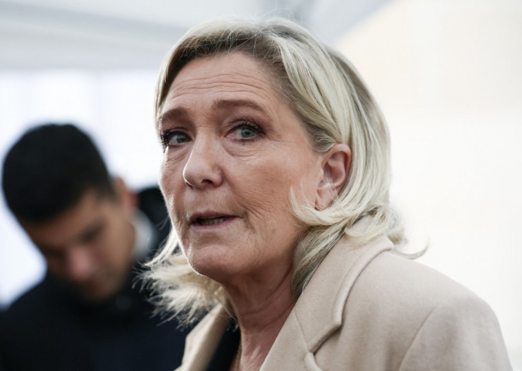 Marine Le Pen fez seus coment&aacute;rios ap&oacute;s uma reuni&atilde;o com o primeiro-ministro conservador Michel Barnier