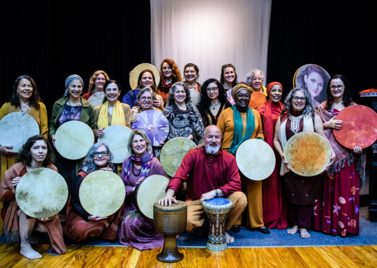 Sob a orientação do compositor Candido de Castro e da diretora Deborah Finocchiaro, show une a magia dos tambores com performances de dança e poesia
