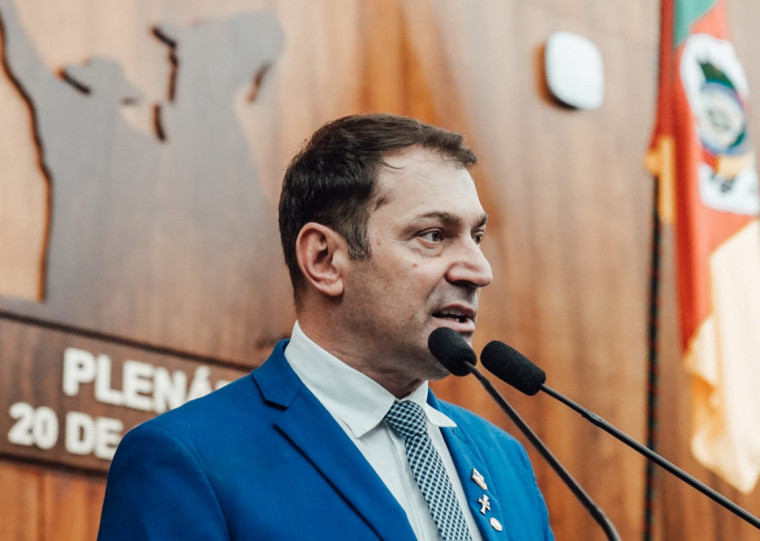 Parlamentar assumiu o cargo no domingo (24)