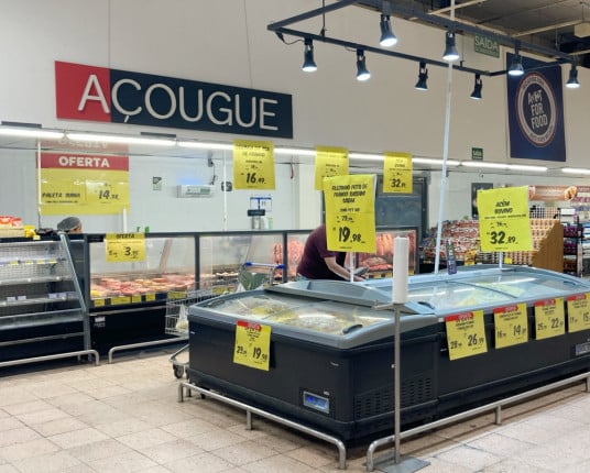 CEO do Carrefour entrega carta de retratação a produtores do Brasil