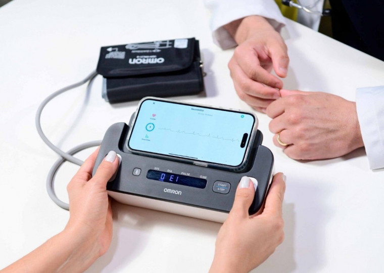 O aparelho realiza o eletrocardiograma e a medida da pressão ao mesmo tempo