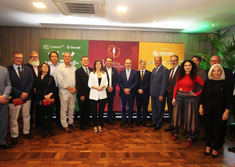 Distin&ccedil;&atilde;o foi entregue em cerim&ocirc;nia no S&atilde;o Nobre do Pal&aacute;cio do Com&eacute;rcio