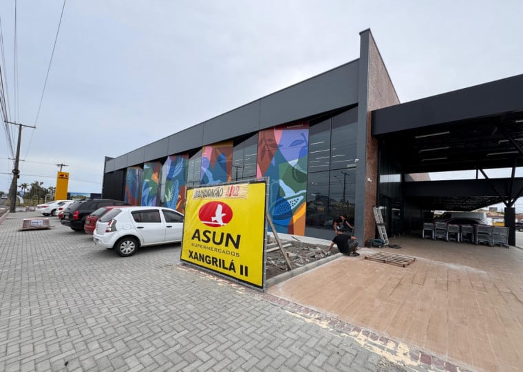 Loja do Asun abre primeiro e vem com novidades na fachada, com grafites, como nas áreas internas