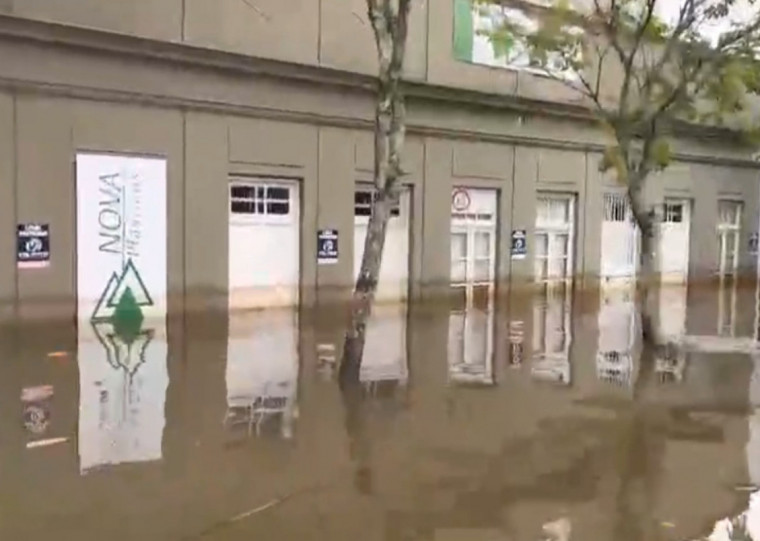Águas da enchente chegaram até 1,60m no prédio localizado no Quarto Distrito em Porto Alegre
