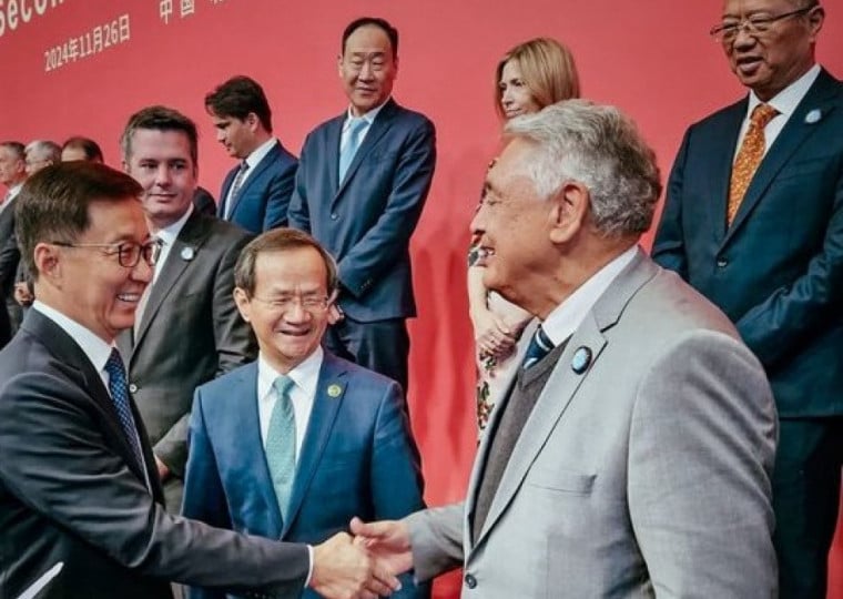 Brito (e) cumprimentou o vice-presidente chinês Han Zheng no evento em Pequim