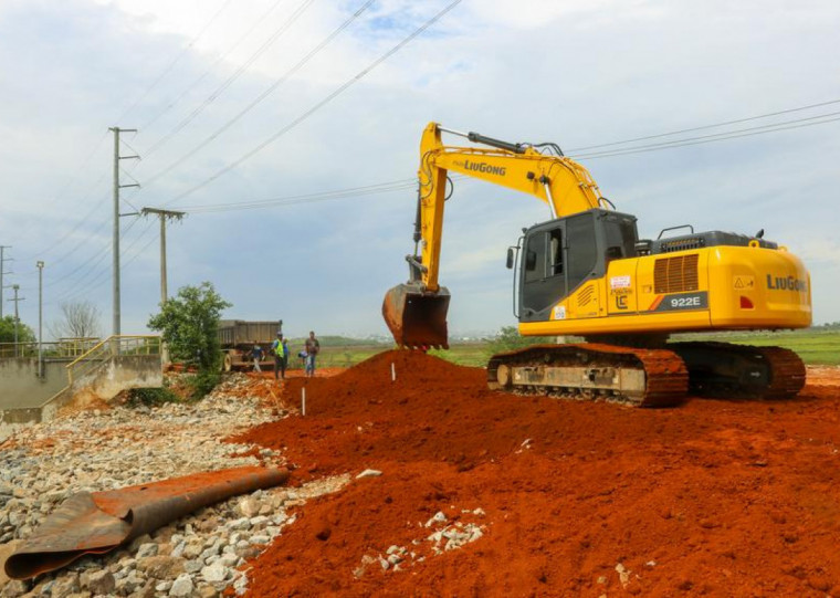 Dmae inicia obra de elevação da cota do dique do Sarandi como reforço imediato do sistema de proteção contra cheias.