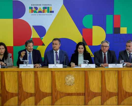 Governo Lula promete economia de R$ 327 bi até 2030 com contenção de gastos