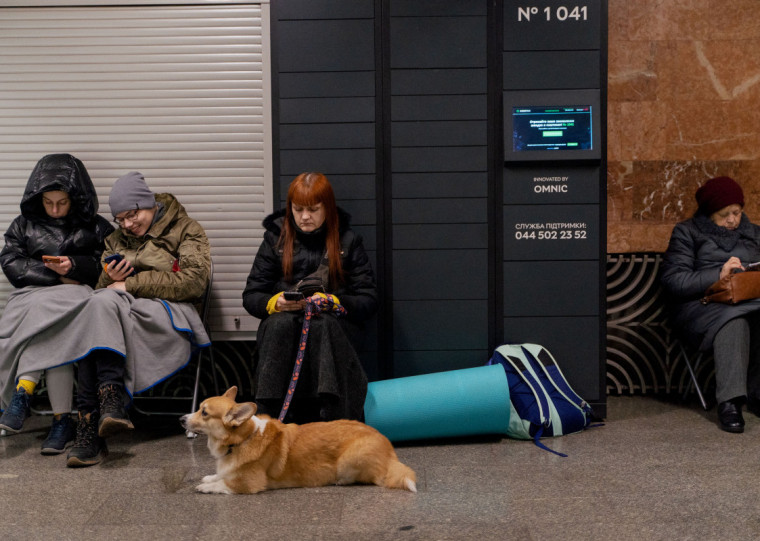 Em Kiev, moradores aguardam em estações do metrô durante alertas 