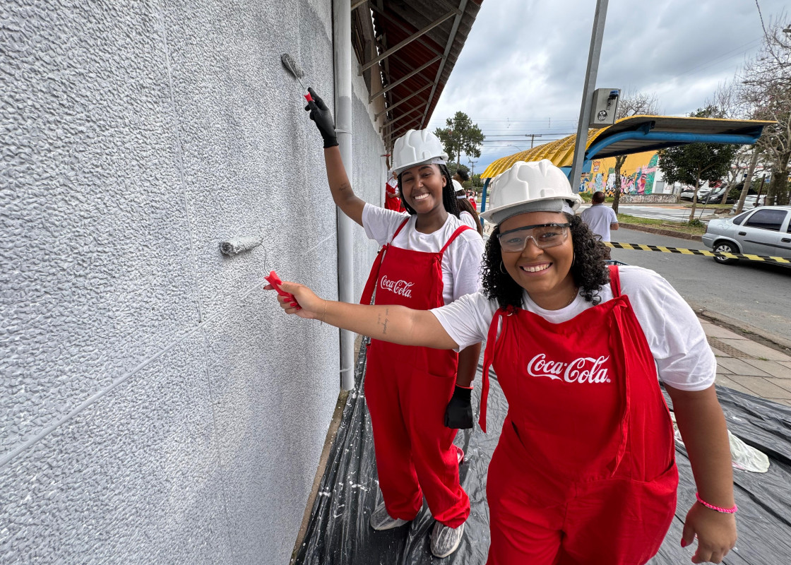 Irm&atilde;s Ari e Arianne participaram da a&ccedil;&atilde;o no Sarandi: "A cor de volta &eacute; um sinal de alegria" | PATR&Iacute;CIA COMUNELLO/ESPECIAL/JC