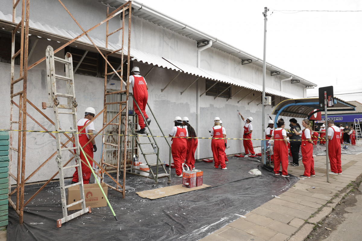 Marca promoveu mutirão de pintura e melhorias em mercadinho que foi inundado | TÂNIA MEINERZ/JC
