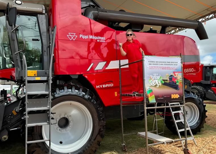 Artista plástica Jaque Vieira pretende unir elementos da natureza, a mão do homem e a tecnologia na obra sobre a colheitadeira