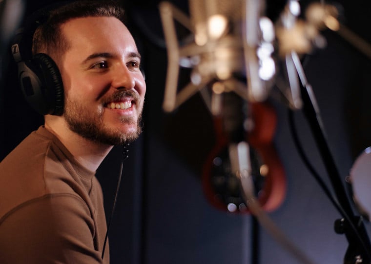 Cantor, compositor e multi-instrumentista caxiense apresenta espetáculo com sonoridades que vão do folk ao pop