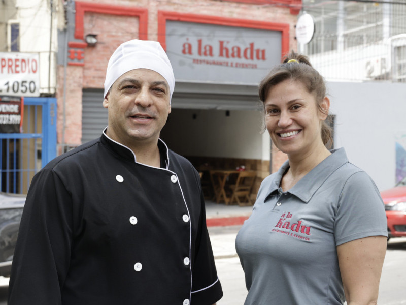 Eduardo Oliveira e Katiussa Veiga são os sócios do À La Kadu Foto: TÂNIA MEINERZ/JC