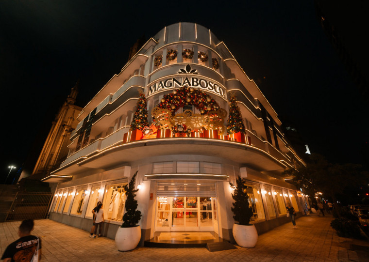Fachada da Magnabosco, loja com 110 anos, fica decorada e é palco do espetáculo de Natal