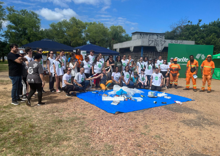Voluntários recolheram resíduos na beira do rio 