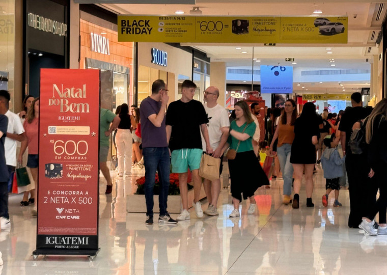 Centros comerciais tiveram grande fluxo na campanha de desconto em meio à ação de Natal
