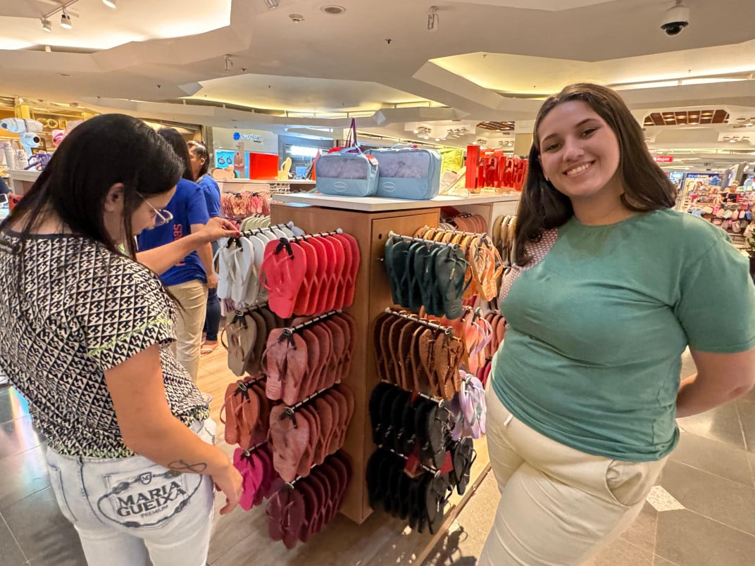Vendedora Andressa comemorou o movimento para compra de Natal: "Oito a cada dez clientes"  | PATRÍCIA COMUNELLO/ESPECIAL/JC