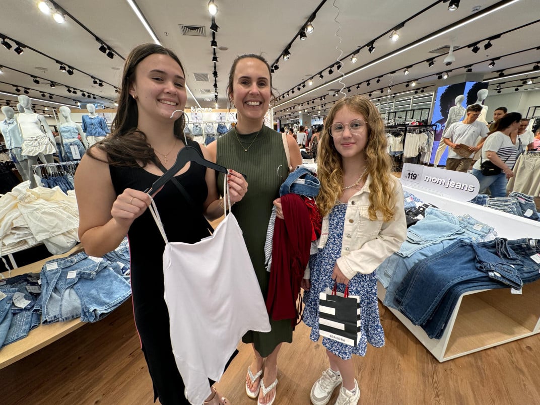 "Compramos para Natal, Ano-Novo e praia", resumiram Daniela e as filhas Helena (dir) e Joana | PATRÍCIA COMUNELLO/ESPECIAL/JC