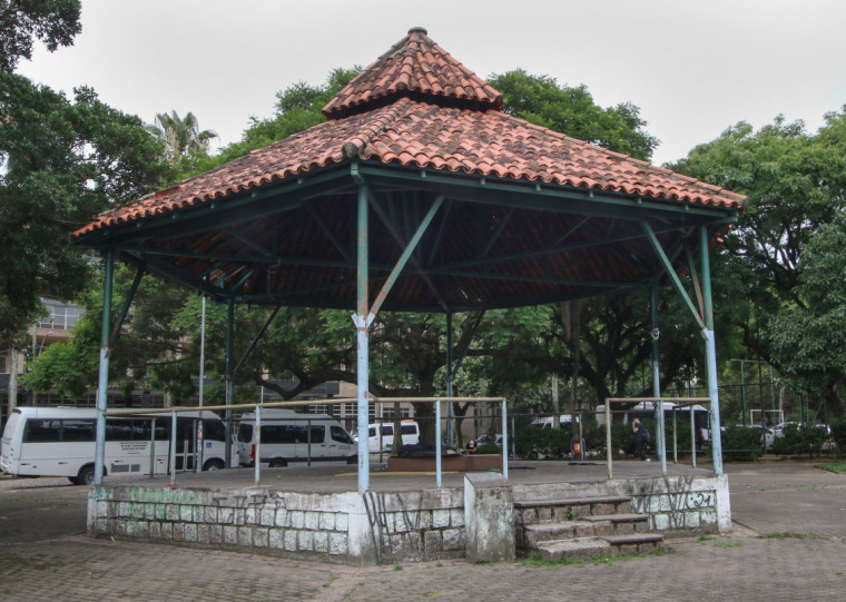 Vejamos, então, esse doloroso espetáculo