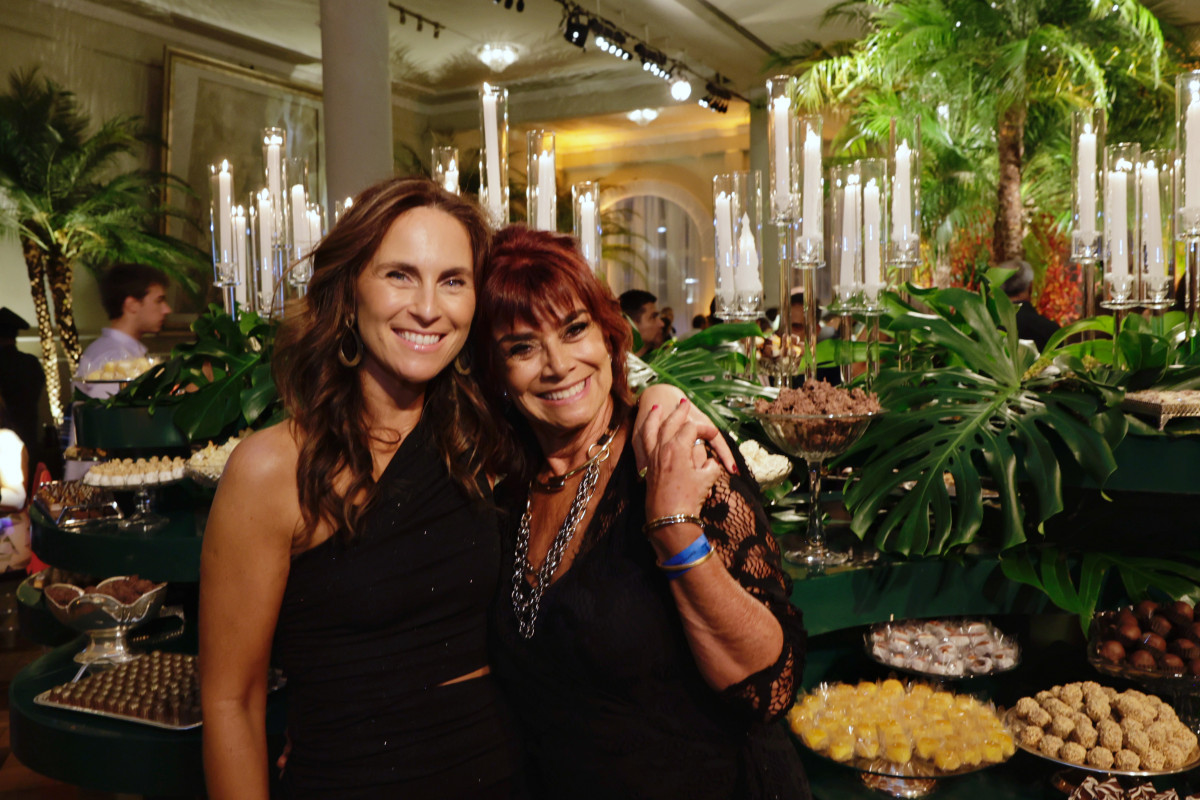 Juliana Pereira Lima e L&uacute;cia Dias na organiza&ccedil;&atilde;o da festa de s&aacute;bado | T&Acirc;NIA MEINERZ/JC