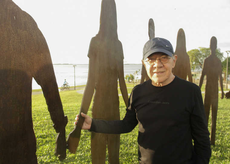Siron Franco na cerimônia inaugural do monumento feito em homenagem aos Voluntários Anônimos