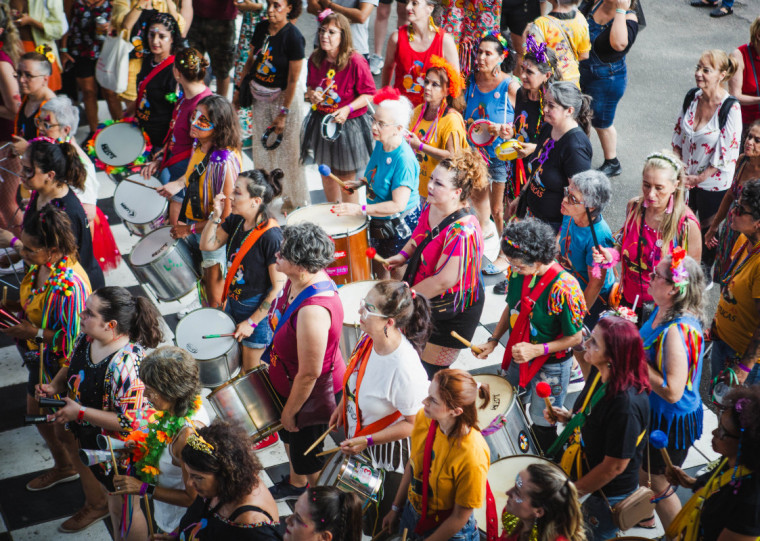 Mais de 200 mulheres sobem ao palco do Grezz, para executar os ritmos que vêm aprendendo ao longo do ano