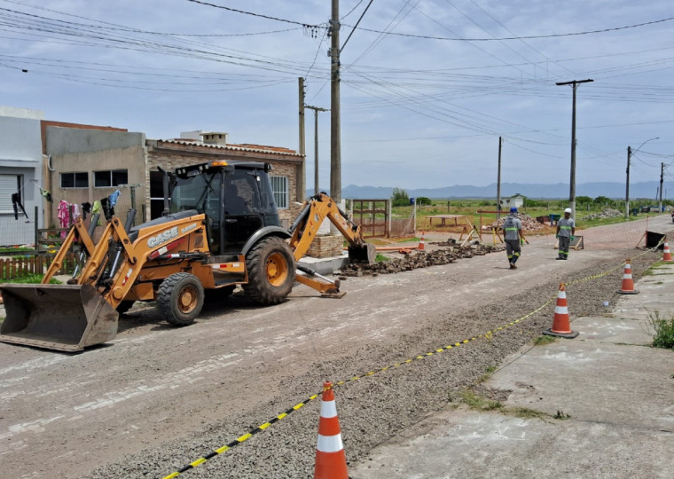Equipes já trabalham para instalar a rede coletora nos bairros; construção foi paralisada no ano de 2018