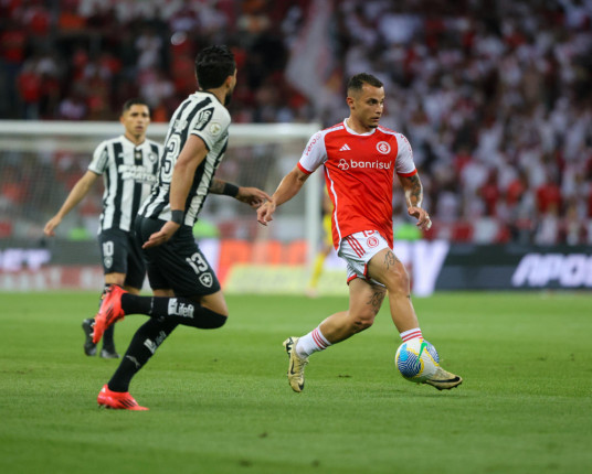 Pelo Brasileirão, Inter perde para o Botafogo no último jogo do Beira-Rio em 2024
