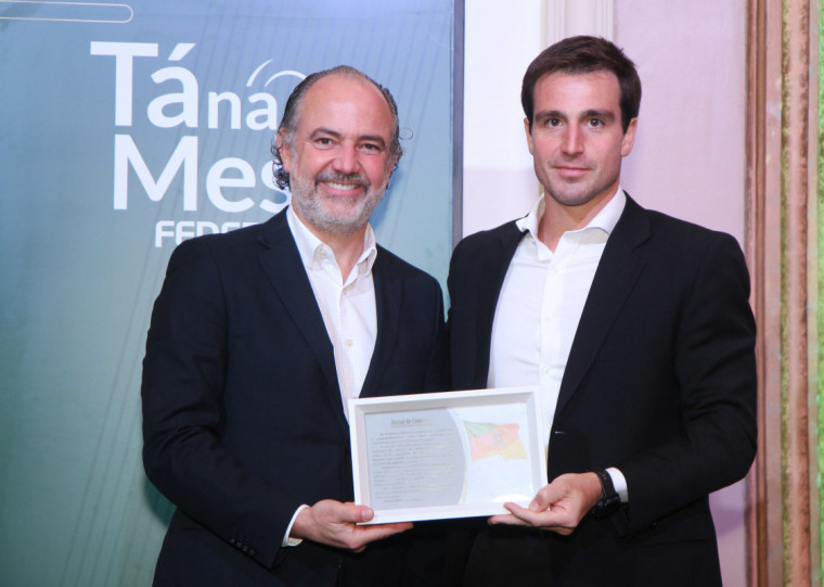 Presidente da Federasul, Rodrigo Sousa Costa, entregou placa ao presidente do JC, Giovanni Jarros Tumelero