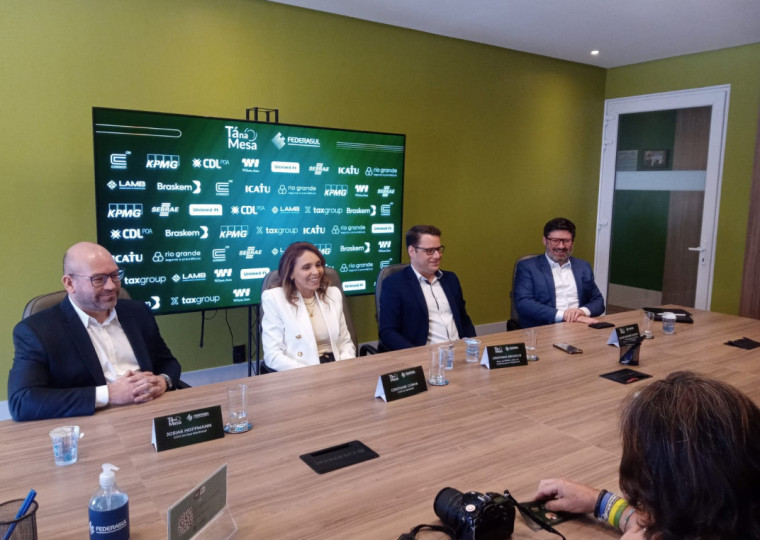 Josias Hoffmann, Cristina Cunha, Cristiano Seguecio e Altair Antônio Toledo participaram do Tá na Mesa da Federasul 